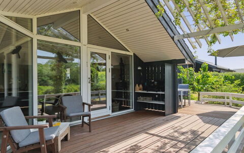 Kulben - 450M from the Sea: Blauw, Struik, Verblijf, Groundcover, Tuin, Landgoed, Schaduw, Landscaping, Boerderij, Eco Hotel