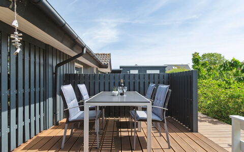 Kulben - 450M from the Sea: Blauw, Struik, Verblijf, Groundcover, Tuin, Landgoed, Schaduw, Landscaping, Boerderij, Eco Hotel