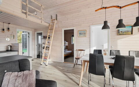 Mato - 100M from the Sea: Hout, Huis, Houten Vloer, Hardwood, Plank, Verblijf, Beits, Blokhut, Woonkamer, Timmerhout