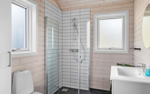 Mato - 100M from the Sea: Hout, Flooring, Loodgieterswerkinrichting, Verdieping, Badkamer, Interieur Ontwerp, Loodgieter, Toilet, Huis, Wastafel