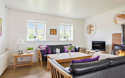 Ajo - 2Km from the Sea: Meubilair, Interieur Ontwerp, Flooring, Verdieping, Bankstel, Hout, Houten Vloer, Plafond, Woonkamer, Kamer