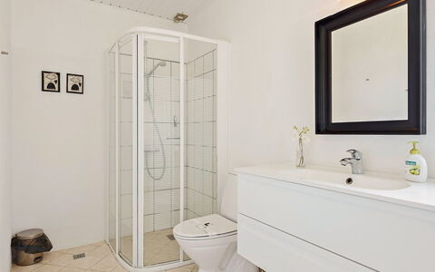 Ajo - 2Km from the Sea: Flooring, Verdieping, Loodgieterswerkinrichting, Interieur Ontwerp, Badkamer, Loodgieter, Badkamerkast, Toilet, Kamer, Plafond