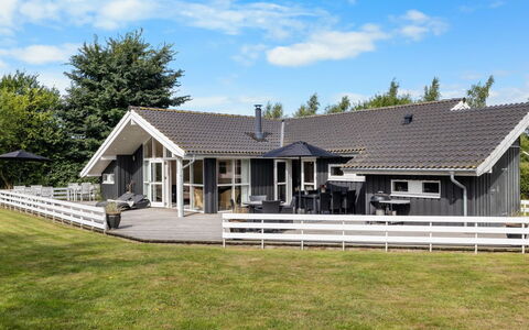 Ønevus - 550M from the Sea: Verblijf, Huis, Huis, Dak, Veranda, Landgoed, Siding, Garden Gebouwen, Boerderij, Werf