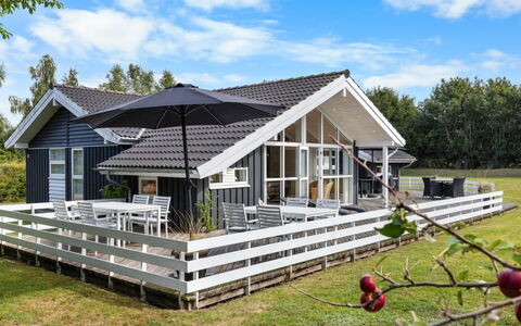 Ønevus - 550M from the Sea: Verblijf, Huis, Huis, Dak, Veranda, Landgoed, Siding, Garden Gebouwen, Boerderij, Werf