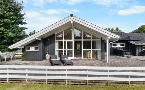 Ønevus - 550M from the Sea: Verblijf, Huis, Huis, Dak, Veranda, Landgoed, Siding, Garden Gebouwen, Boerderij, Werf