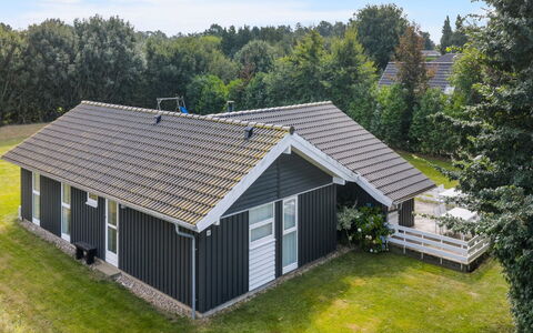 Ønevus - 550M from the Sea: Verblijf, Huis, Huis, Dak, Veranda, Landgoed, Siding, Garden Gebouwen, Boerderij, Werf