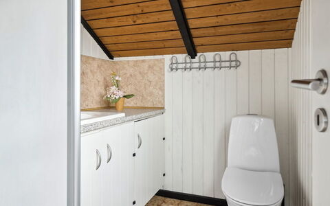 Elisej - 100M from the Sea: Loodgieterswerkinrichting, Muur, Flooring, Interieur Ontwerp, Hout, Badkamer, Verdieping, Wastafel, Kraan, Toilet