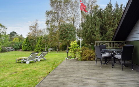 Elisej - 100M from the Sea: Struik, Land Lot, Tuin, Huis, Schaduw, Gazon, Groundcover, Verblijf, Hardwood