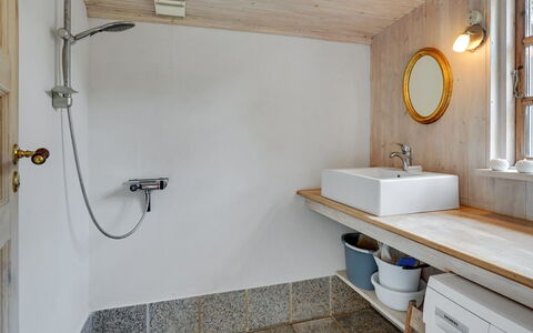 Gytta - 1Km from the Sea: Loodgieterswerkinrichting, Badkamer, Muur, Wastafel In De Badkamer, Hout, Flooring, Wastafel, Kraan, Interieur Ontwerp, Verdieping
