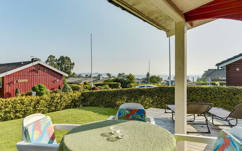 Florencia - 200M from the Sea: Dak, Huis, Land Lot, Huis, Verblijf, Landgoed, Garden Gebouwen, Schaduw, Blokhut, Landscaping