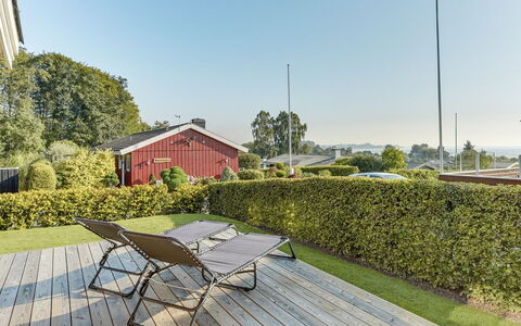 Florencia - 200M from the Sea: Dak, Huis, Land Lot, Huis, Verblijf, Landgoed, Garden Gebouwen, Schaduw, Blokhut, Landscaping