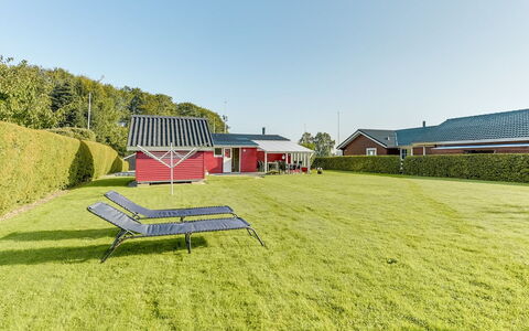 Florencia - 200M from the Sea: Dak, Huis, Land Lot, Huis, Verblijf, Landgoed, Garden Gebouwen, Schaduw, Blokhut, Landscaping