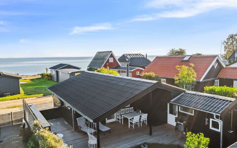 Pedersen - 50M from the Sea: Dak, Huis, Huis, Verblijf, Siding, Landgoed, Oprit, Garden Gebouwen, Werf, Schuur