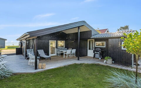Pedersen - 50M from the Sea: Dak, Huis, Huis, Verblijf, Siding, Landgoed, Oprit, Garden Gebouwen, Werf, Schuur