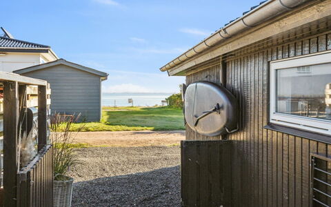 Pedersen - 50M from the Sea: Dak, Huis, Huis, Verblijf, Siding, Landgoed, Oprit, Garden Gebouwen, Werf, Schuur