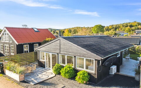 Pedersen - 50M from the Sea: Dak, Huis, Huis, Verblijf, Siding, Landgoed, Oprit, Garden Gebouwen, Werf, Schuur