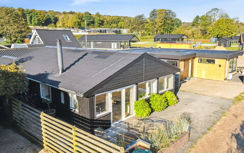 Pedersen - 50M from the Sea: Dak, Huis, Huis, Verblijf, Siding, Landgoed, Oprit, Garden Gebouwen, Werf, Schuur