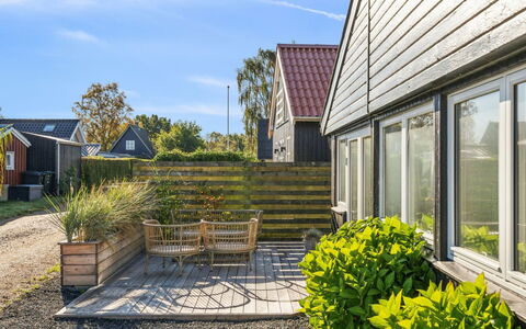 Pedersen - 50M from the Sea: Dak, Huis, Huis, Verblijf, Siding, Landgoed, Oprit, Garden Gebouwen, Werf, Schuur