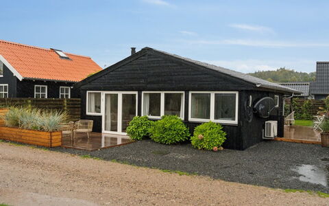 Pedersen - 50M from the Sea: Dak, Huis, Huis, Verblijf, Siding, Landgoed, Oprit, Garden Gebouwen, Werf, Schuur