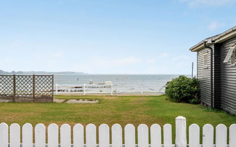 Pedersen - 50M from the Sea: Dak, Huis, Huis, Verblijf, Siding, Landgoed, Oprit, Garden Gebouwen, Werf, Schuur