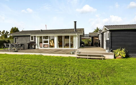 Florina - 700M from the Sea: Hout, Dak, Huis, Huis, Architectuur, Siding, Land Lot, Verblijf, Schuur, Garden Gebouwen