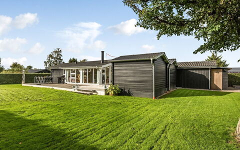 Florina - 700M from the Sea: Hout, Dak, Huis, Huis, Architectuur, Siding, Land Lot, Verblijf, Schuur, Garden Gebouwen