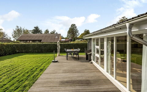 Florina - 700M from the Sea: Hout, Dak, Huis, Huis, Architectuur, Siding, Land Lot, Verblijf, Schuur, Garden Gebouwen