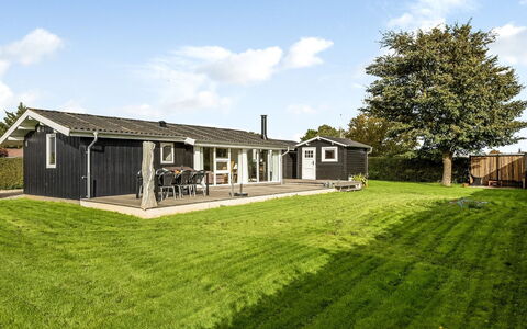 Florina - 700M from the Sea: Hout, Dak, Huis, Huis, Architectuur, Siding, Land Lot, Verblijf, Schuur, Garden Gebouwen