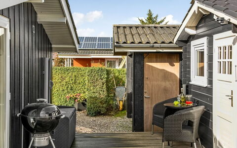 Florina - 700M from the Sea: Hout, Dak, Huis, Huis, Architectuur, Siding, Land Lot, Verblijf, Schuur, Garden Gebouwen