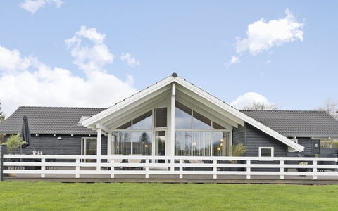 Hansa - 900M from the Sea: Dak, Huis, Huis, Verblijf, Siding, Landgoed, Oprit, Garden Gebouwen, Werf, Schuur