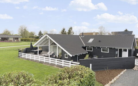 Hansa - 900M from the Sea: Dak, Huis, Huis, Verblijf, Siding, Landgoed, Oprit, Garden Gebouwen, Werf, Schuur