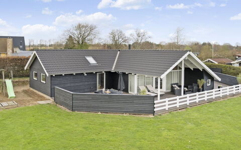 Hansa - 900M from the Sea: Dak, Huis, Huis, Verblijf, Siding, Landgoed, Oprit, Garden Gebouwen, Werf, Schuur