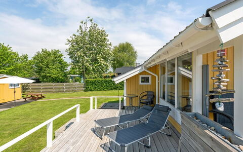 Albantine - 150M from the Sea: Dak, Huis, Huis, Verblijf, Deur, Siding, Dek, Veranda, Plank, Hardwood