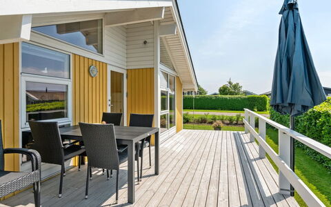 Albantine - 150M from the Sea: Dak, Huis, Huis, Verblijf, Deur, Siding, Dek, Veranda, Plank, Hardwood