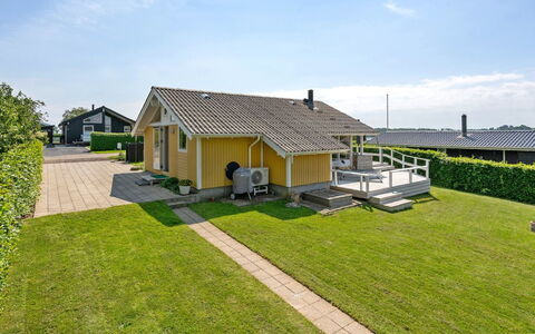 Albantine - 150M from the Sea: Dak, Huis, Huis, Verblijf, Deur, Siding, Dek, Veranda, Plank, Hardwood