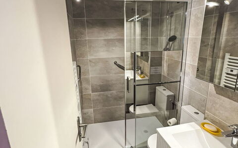 Le Lavandou 130: Flooring, Loodgieterswerkinrichting, Verdieping, Badkamer, Interieur Ontwerp, Wastafel, Loodgieter, Toilet, Kraan, Wastafel In De Badkamer