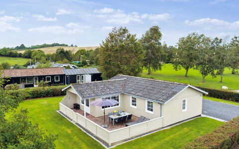 Haralda - 300M from the Sea: Blauw, Struik, Verblijf, Groundcover, Tuin, Landgoed, Schaduw, Landscaping, Boerderij, Eco Hotel