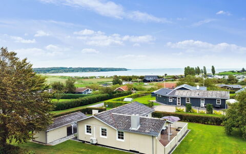 Haralda - 300M from the Sea: Blauw, Struik, Verblijf, Groundcover, Tuin, Landgoed, Schaduw, Landscaping, Boerderij, Eco Hotel