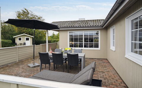 Haralda - 300M from the Sea: Blauw, Struik, Verblijf, Groundcover, Tuin, Landgoed, Schaduw, Landscaping, Boerderij, Eco Hotel