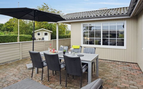 Haralda - 300M from the Sea: Blauw, Struik, Verblijf, Groundcover, Tuin, Landgoed, Schaduw, Landscaping, Boerderij, Eco Hotel