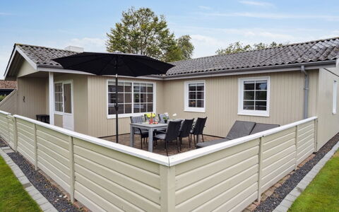 Haralda - 300M from the Sea: Blauw, Struik, Verblijf, Groundcover, Tuin, Landgoed, Schaduw, Landscaping, Boerderij, Eco Hotel