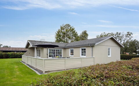 Haralda - 300M from the Sea: Blauw, Struik, Verblijf, Groundcover, Tuin, Landgoed, Schaduw, Landscaping, Boerderij, Eco Hotel