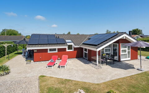 Inge - 300M from the Sea: Blauw, Struik, Verblijf, Groundcover, Tuin, Landgoed, Schaduw, Landscaping, Boerderij, Eco Hotel