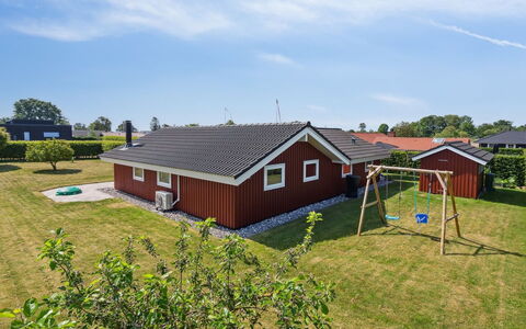 Inge - 300M from the Sea: Blauw, Struik, Verblijf, Groundcover, Tuin, Landgoed, Schaduw, Landscaping, Boerderij, Eco Hotel