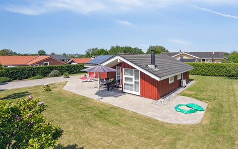 Inge - 300M from the Sea: Blauw, Struik, Verblijf, Groundcover, Tuin, Landgoed, Schaduw, Landscaping, Boerderij, Eco Hotel