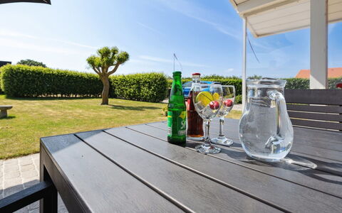 Inge - 300M from the Sea: Blauw, Struik, Verblijf, Groundcover, Tuin, Landgoed, Schaduw, Landscaping, Boerderij, Eco Hotel