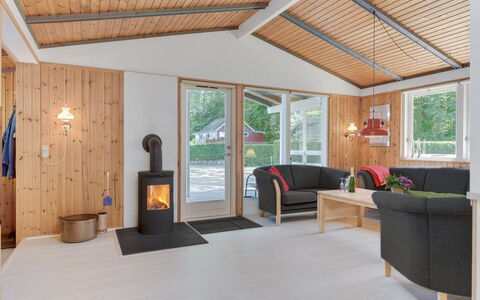 Eriksine - 150M from the Sea: Flooring, Hout, Meubilair, Interieur Ontwerp, Verdieping, Plafond, Houten Vloer, Huis, Hardwood, Woonkamer