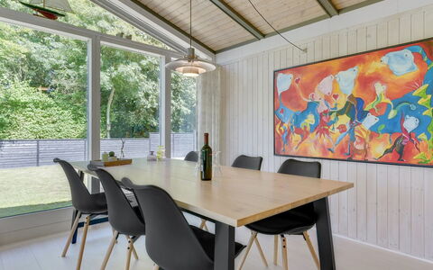 Eriksine - 150M from the Sea: Meubilair, Interieur Ontwerp, Flooring, Hout, Keuken En Eettafel, Verdieping, Plafond, Tafel, Stoel, Eetkamer