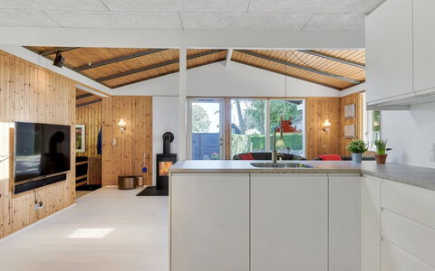 Eriksine - 150M from the Sea: Flooring, Hout, Interieur Ontwerp, Plafond, Meubilair, Keuken, Lichte Inrichting, Verdieping, Countertop, Verlichting