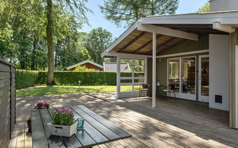 Eriksine - 150M from the Sea: Veranda, Huis, Deur, Verblijf, Landgoed, Schaduw, Dek, Siding, Tuin, Outdoor Structuur